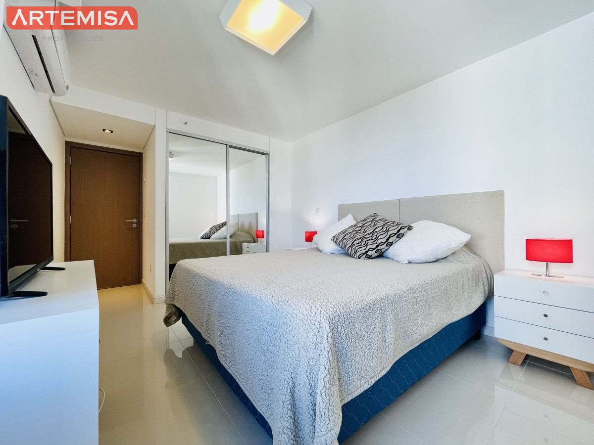 Apartamento ID.595 - Apartamento con Vista al Mar de 3 Dormitorios y Dependencia + Parrillero en Playa Brava, Punta del Este 