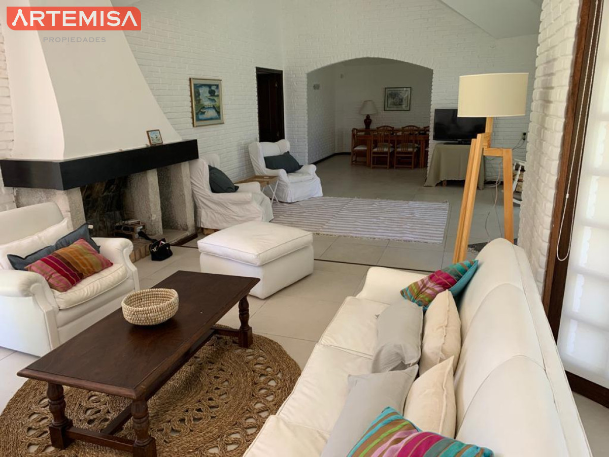 Casa ID.764 - Alquiler temporario de casa de tres dormitorios con piscina en Barrio Lugano a pasos de Punta Shopping, Punta del Este