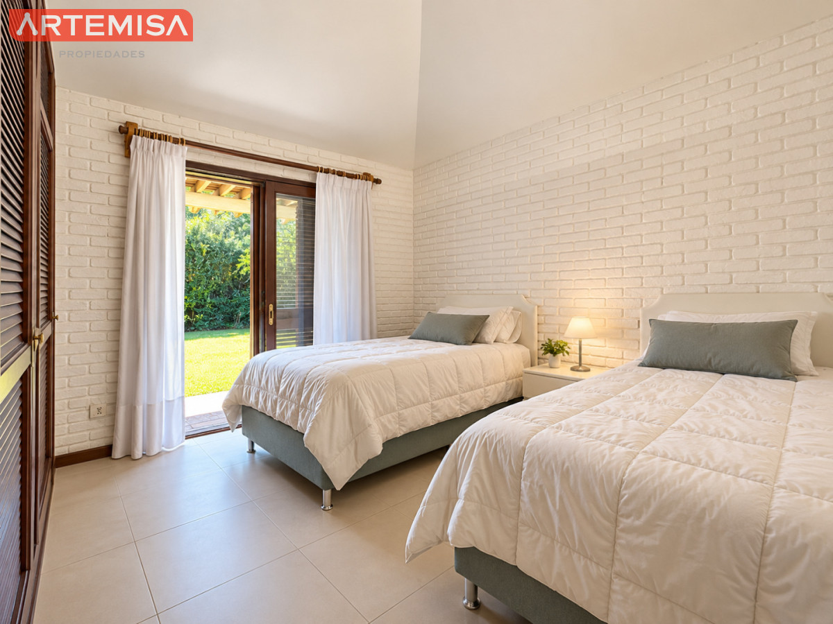 Casa ID.764 - Alquiler temporario de casa de tres dormitorios con piscina en Barrio Lugano a pasos de Punta Shopping, Punta del Este