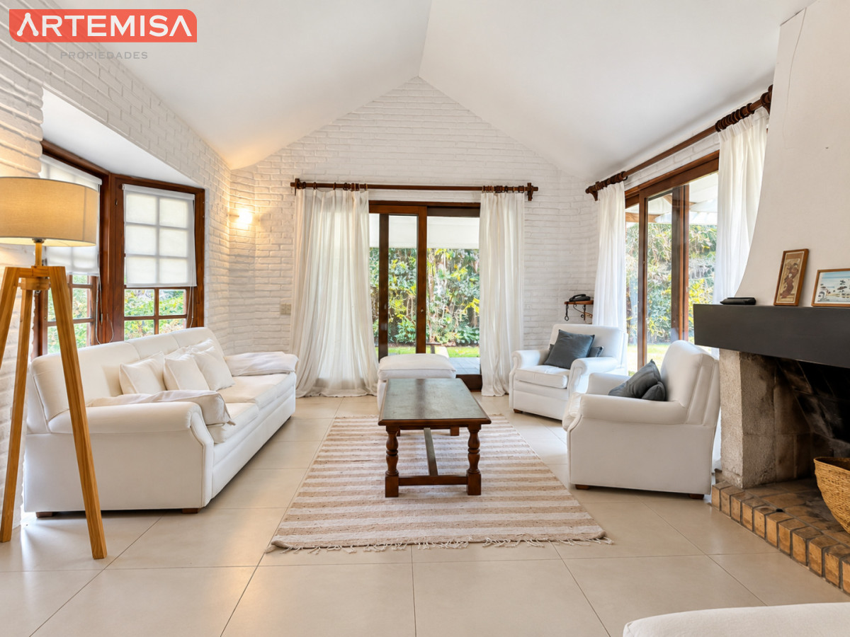 Casa ID.764 - Alquiler temporario de casa de tres dormitorios con piscina en Barrio Lugano a pasos de Punta Shopping, Punta del Este