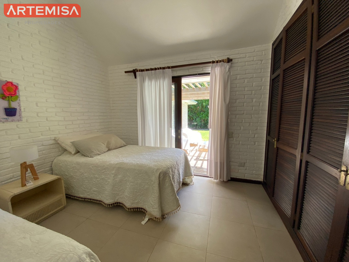 Casa ID.764 - Alquiler temporario de casa de tres dormitorios con piscina en Barrio Lugano a pasos de Punta Shopping, Punta del Este