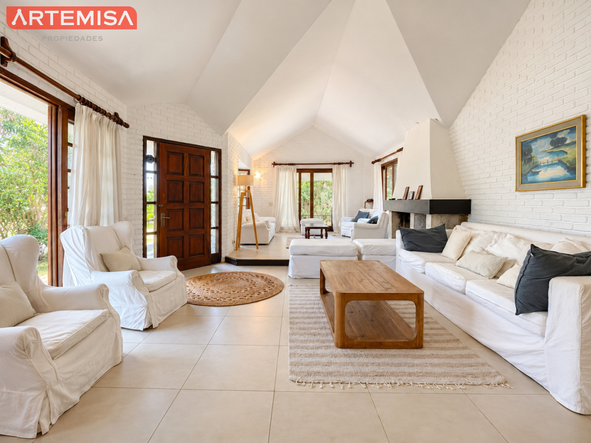 Casa ID.764 - Alquiler temporario de casa de tres dormitorios con piscina en Barrio Lugano a pasos de Punta Shopping, Punta del Este