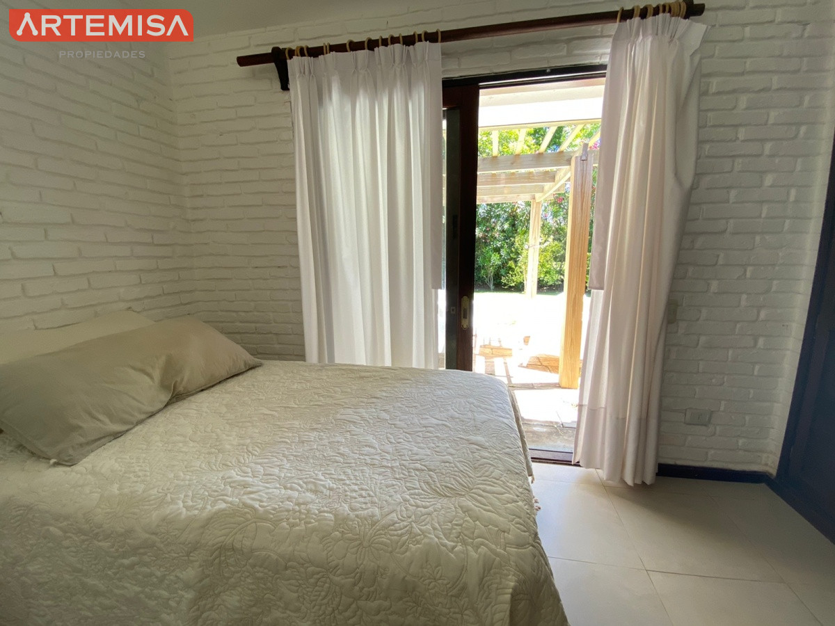 Casa ID.764 - Alquiler temporario de casa de tres dormitorios con piscina en Barrio Lugano a pasos de Punta Shopping, Punta del Este