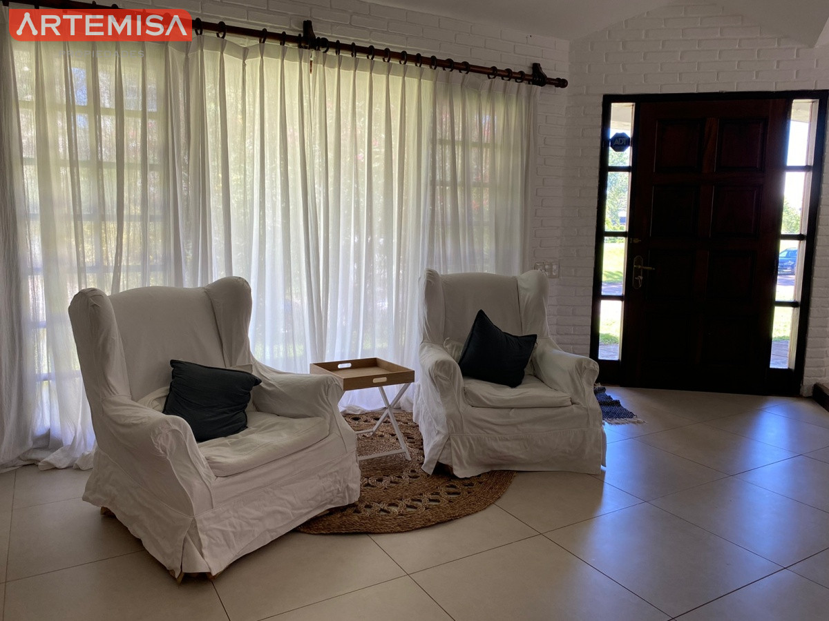 Casa ID.764 - Alquiler temporario de casa de tres dormitorios con piscina en Barrio Lugano a pasos de Punta Shopping, Punta del Este