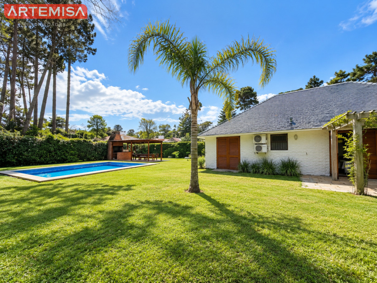 Casa ID.764 - Alquiler temporario de casa de tres dormitorios con piscina en Barrio Lugano a pasos de Punta Shopping, Punta del Este