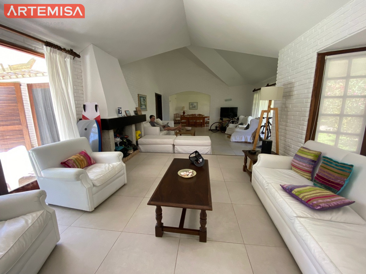 Casa ID.764 - Alquiler temporario de casa de tres dormitorios con piscina en Barrio Lugano a pasos de Punta Shopping, Punta del Este