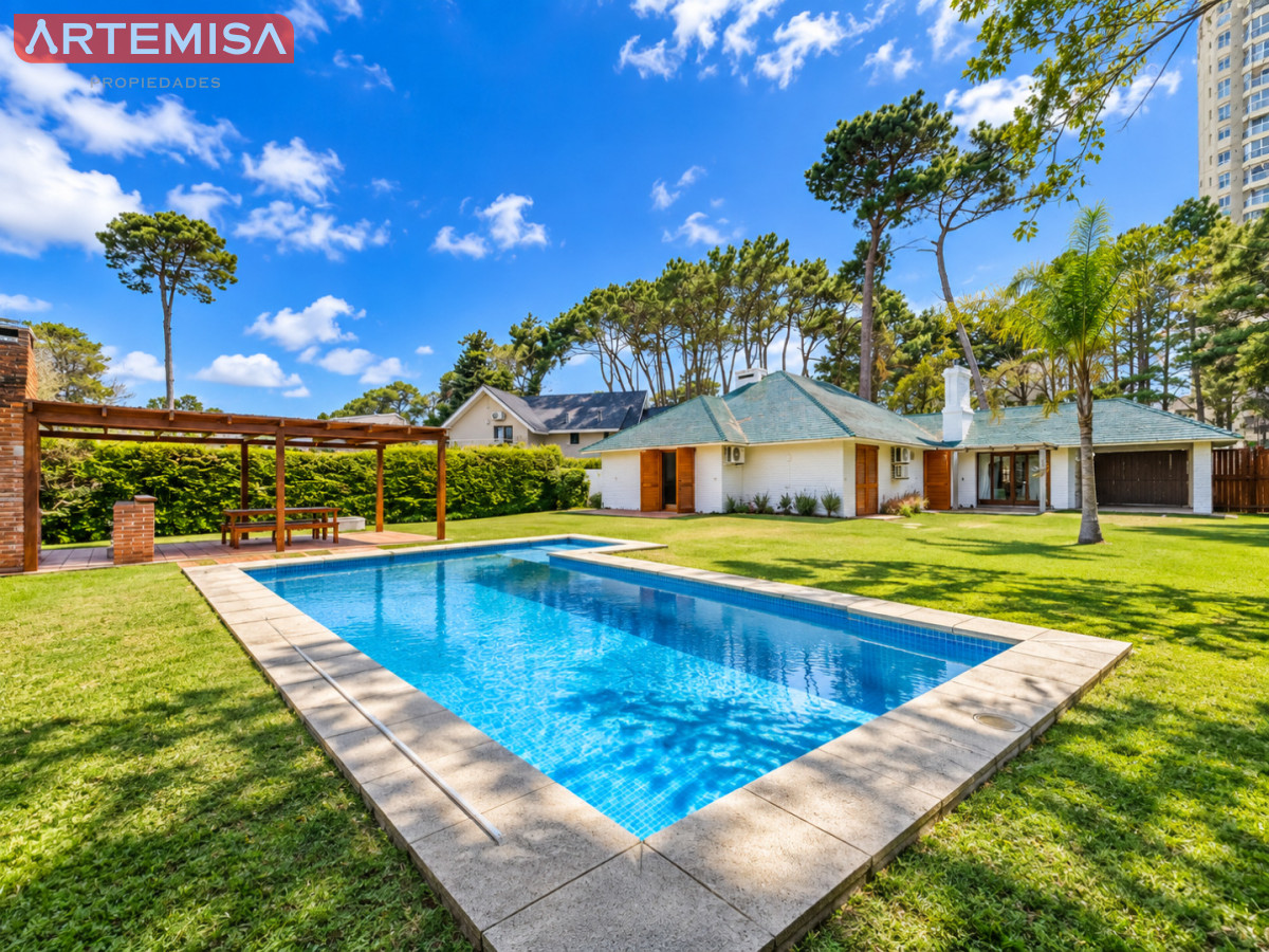 Casa ID.764 - Alquiler temporario de casa de tres dormitorios con piscina en Barrio Lugano a pasos de Punta Shopping, Punta del Este