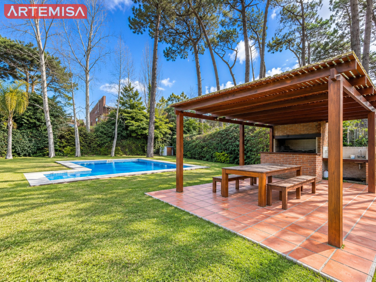 Casa ID.764 - Alquiler temporario de casa de tres dormitorios con piscina en Barrio Lugano a pasos de Punta Shopping, Punta del Este