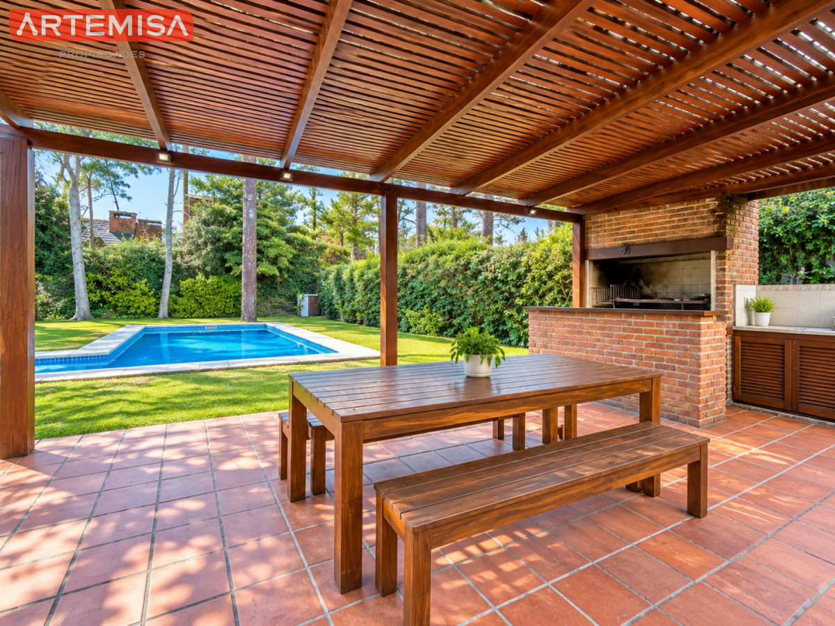 Casa ID.764 - Alquiler temporario de casa de tres dormitorios con piscina en Barrio Lugano a pasos de Punta Shopping, Punta del Este