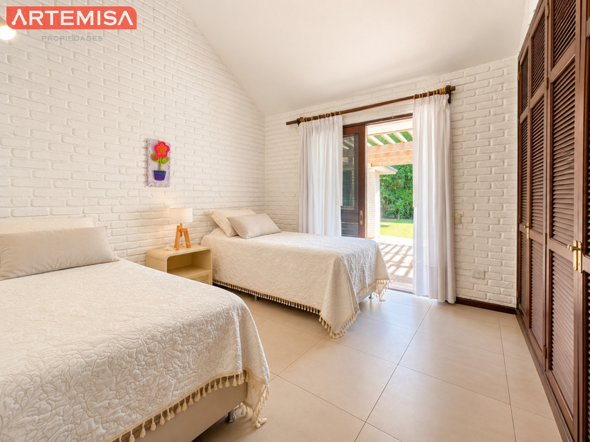Casa ID.764 - Alquiler temporario de casa de tres dormitorios con piscina en Barrio Lugano a pasos de Punta Shopping, Punta del Este