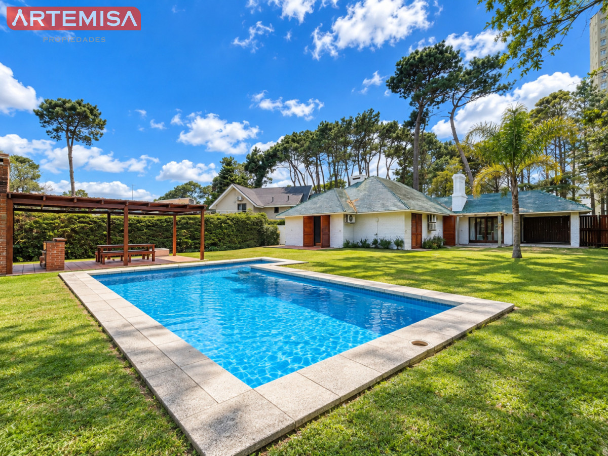 Casa ID.764 - Alquiler temporario de casa de tres dormitorios con piscina en Barrio Lugano a pasos de Punta Shopping, Punta del Este