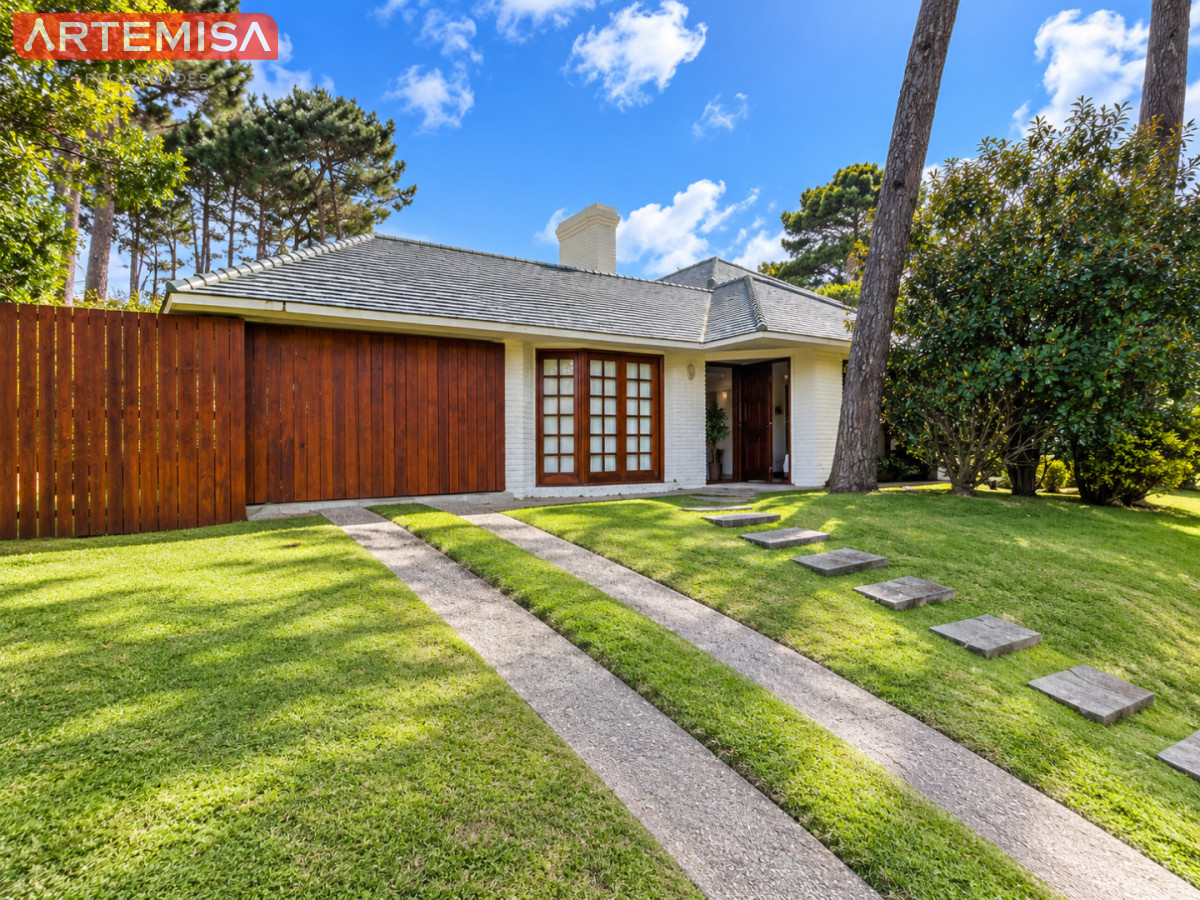 Casa ID.764 - Alquiler temporario de casa de tres dormitorios con piscina en Barrio Lugano a pasos de Punta Shopping, Punta del Este
