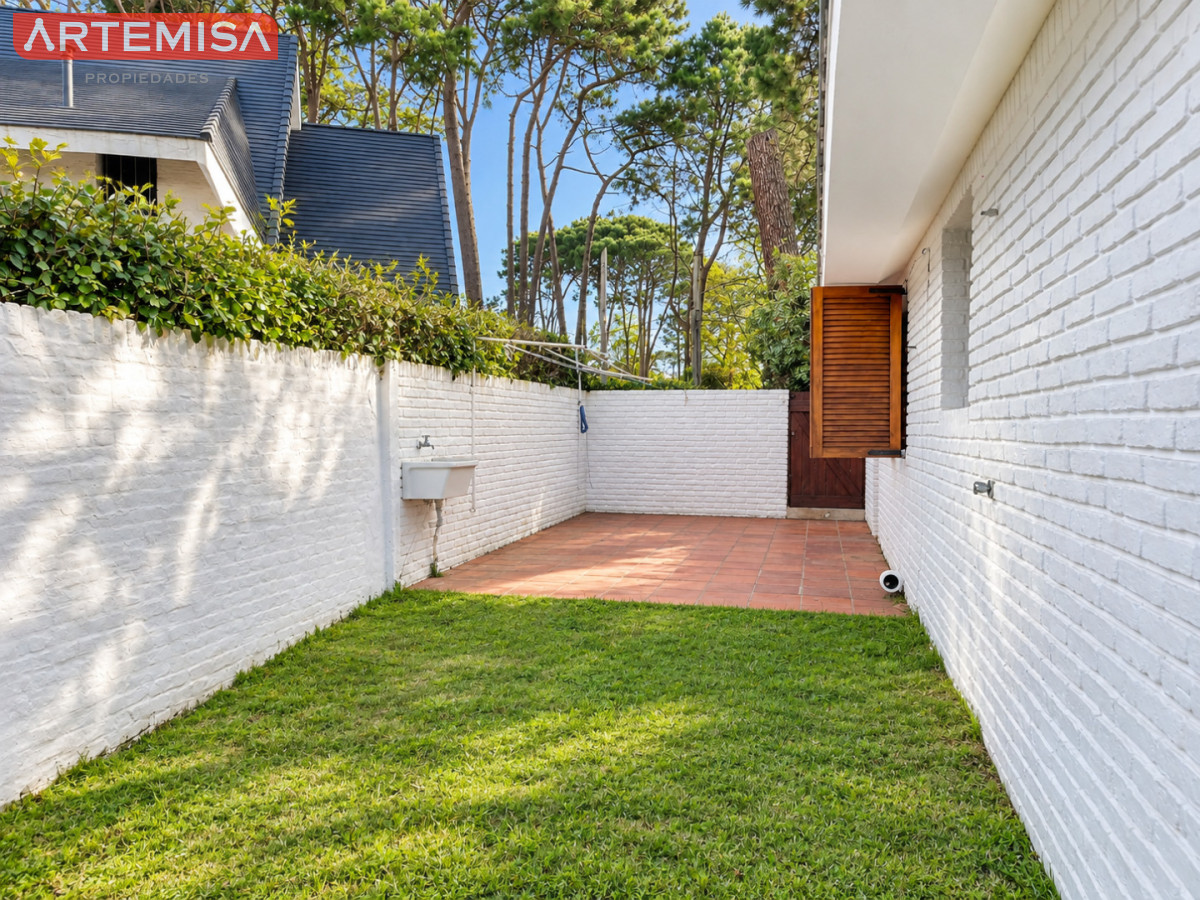 Casa ID.764 - Alquiler temporario de casa de tres dormitorios con piscina en Barrio Lugano a pasos de Punta Shopping, Punta del Este