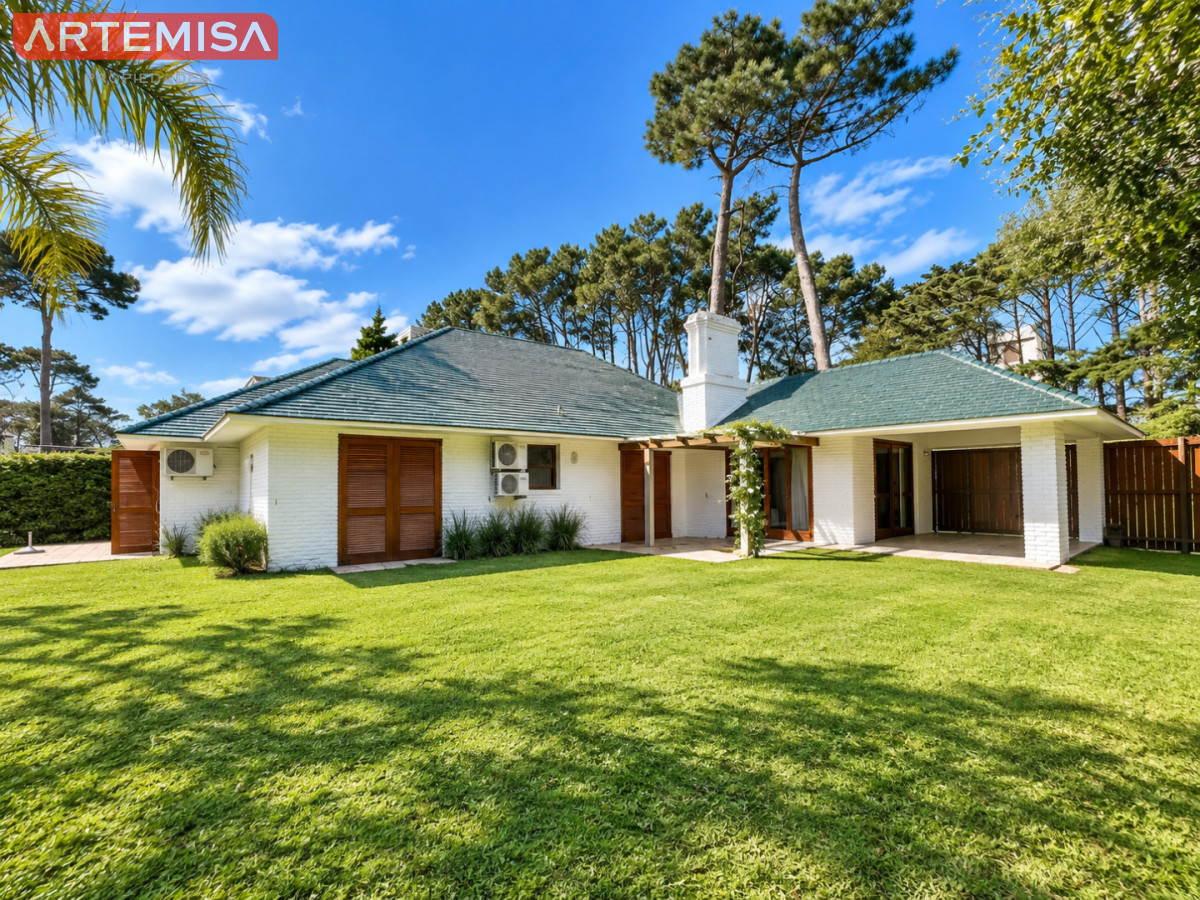 Casa ID.764 - Alquiler temporario de casa de tres dormitorios con piscina en Barrio Lugano a pasos de Punta Shopping, Punta del Este
