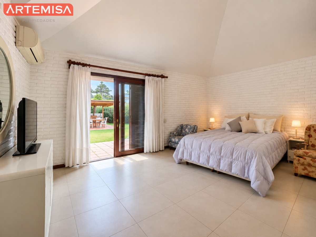 Casa ID.764 - Alquiler temporario de casa de tres dormitorios con piscina en Barrio Lugano a pasos de Punta Shopping, Punta del Este
