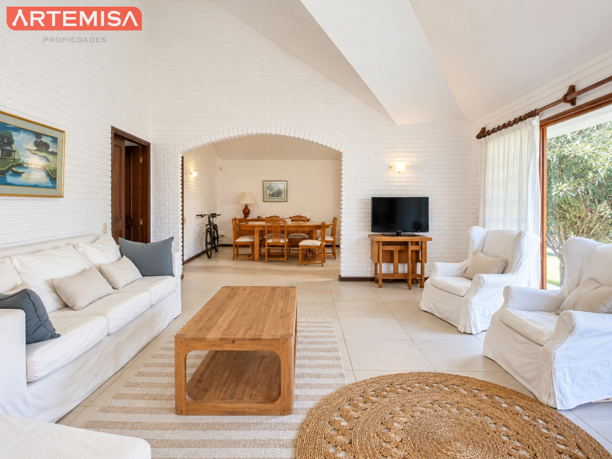 Casa ID.764 - Alquiler temporario de casa de tres dormitorios con piscina en Barrio Lugano a pasos de Punta Shopping, Punta del Este