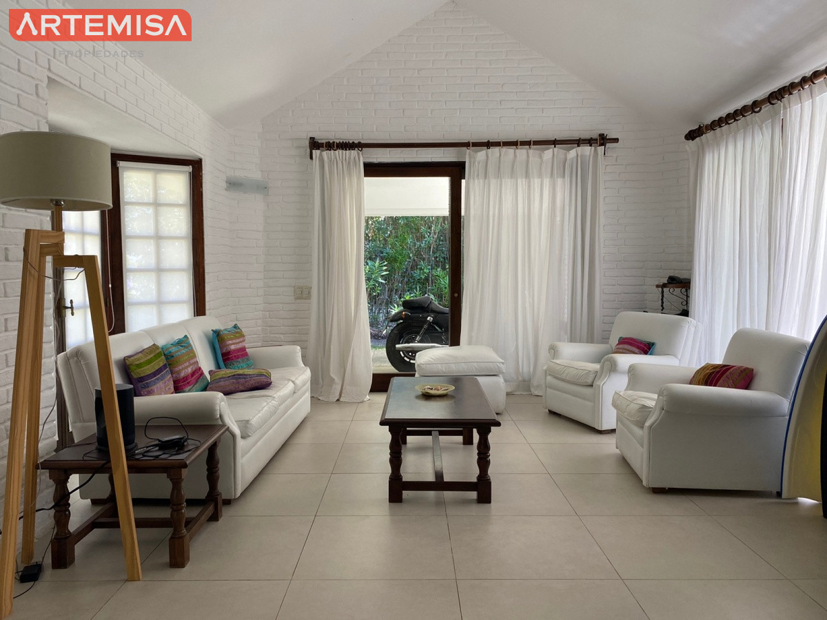 Casa ID.764 - Alquiler temporario de casa de tres dormitorios con piscina en Barrio Lugano a pasos de Punta Shopping, Punta del Este