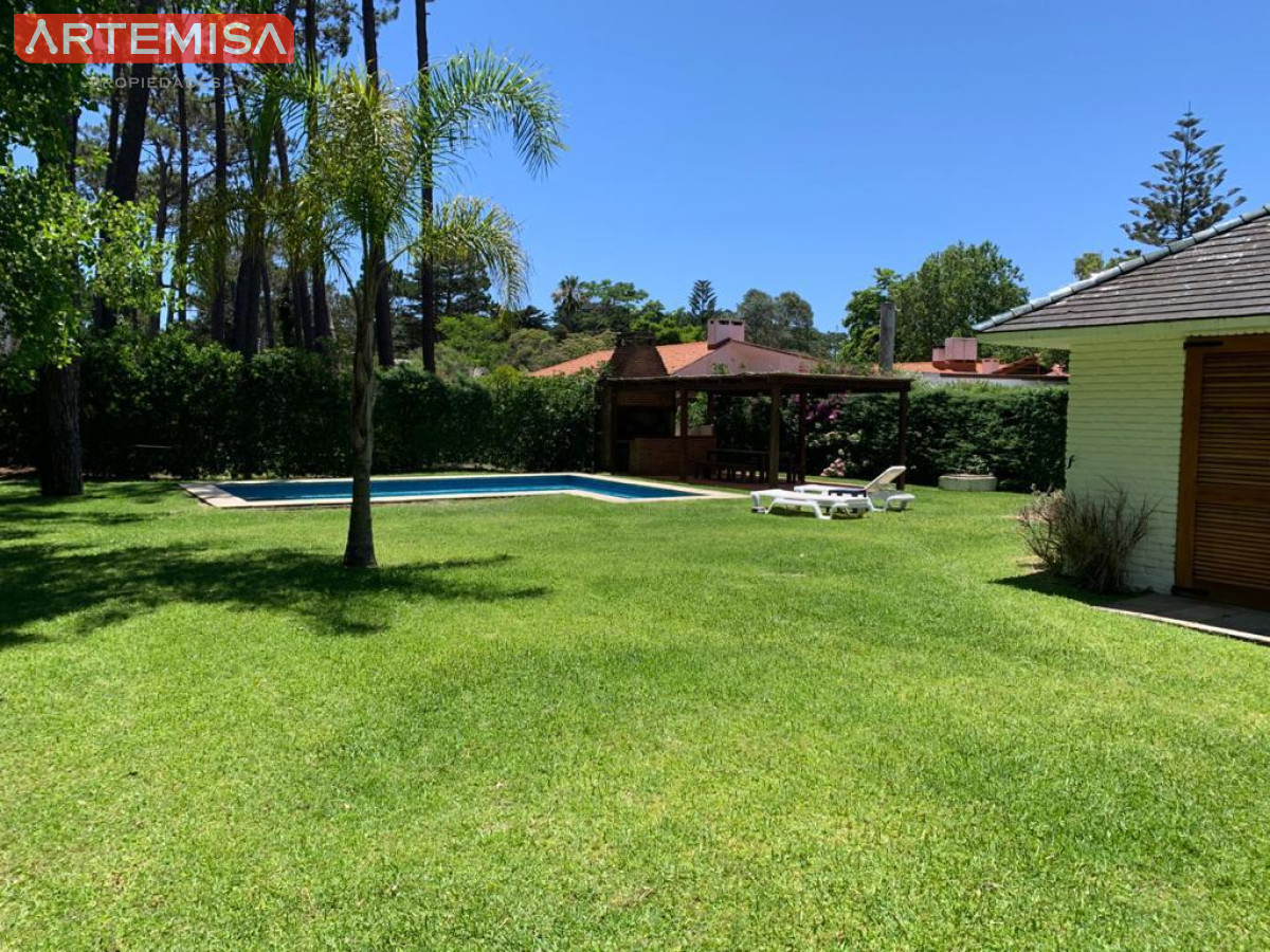 Casa ID.764 - Alquiler temporario de casa de tres dormitorios con piscina en Barrio Lugano a pasos de Punta Shopping, Punta del Este