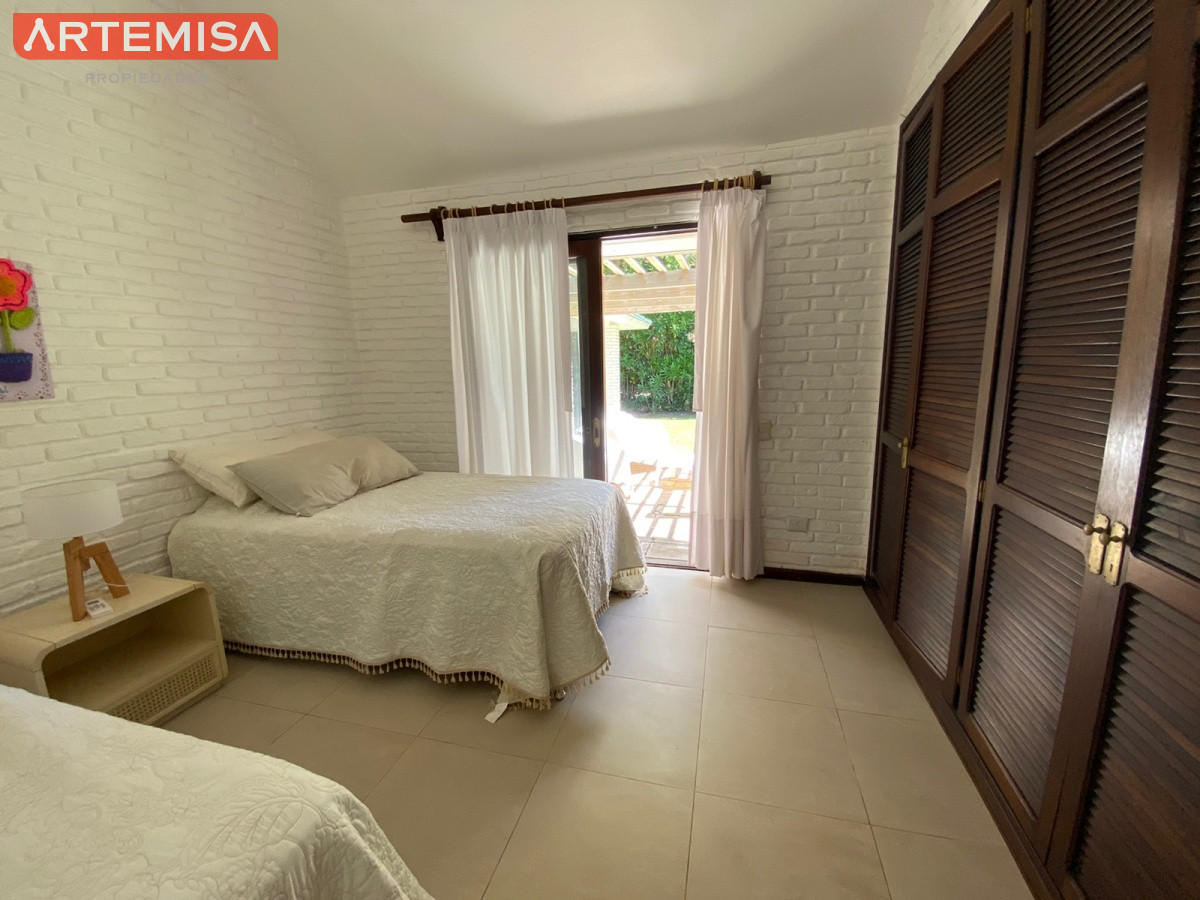 Casa ID.764 - Alquiler temporario de casa de tres dormitorios con piscina en Barrio Lugano a pasos de Punta Shopping, Punta del Este