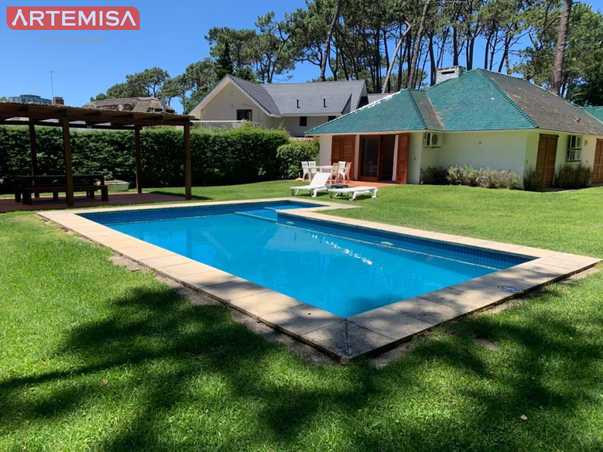 Casa ID.764 - Alquiler temporario de casa de tres dormitorios con piscina en Barrio Lugano a pasos de Punta Shopping, Punta del Este
