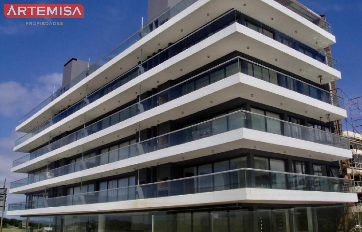 Apartamento ID.565 - Apartamento de 2 Dormitorios y Parrillero Frente a Playa Brava, Punta del Este