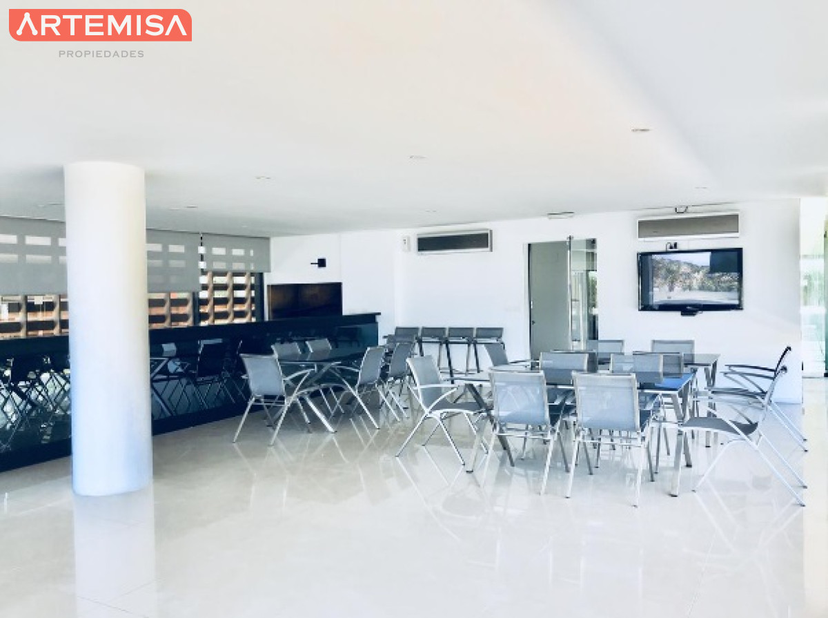 Apartamento ID.565 - Apartamento de 2 Dormitorios y Parrillero Frente a Playa Brava, Punta del Este