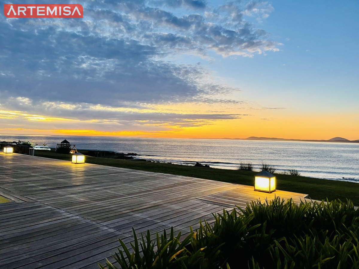 Apartamento ID.634 - Venta y alquiler de apartamento de dos dormitorios con parrillero de uso exclusivo en Punta Ballena
