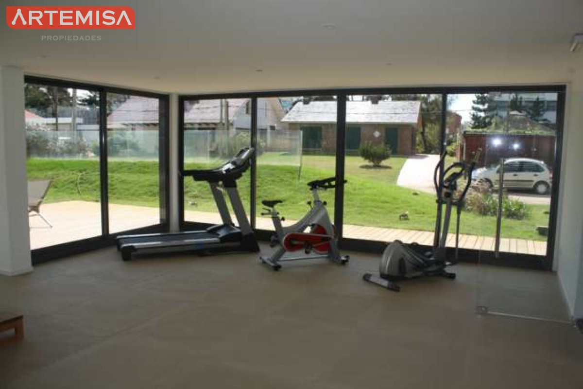 Apartamento ID.565 - Apartamento de 2 Dormitorios y Parrillero Frente a Playa Brava, Punta del Este