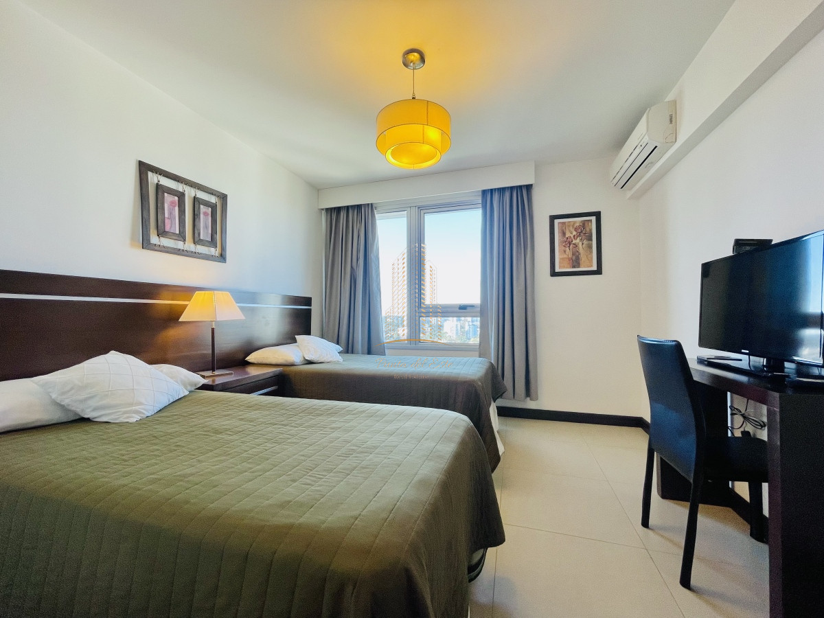 Apartamento ID.411 - Apartamento con Vista al Mar de 2 Dormitorios a Una Cuadra de la Playa, Punta del Este