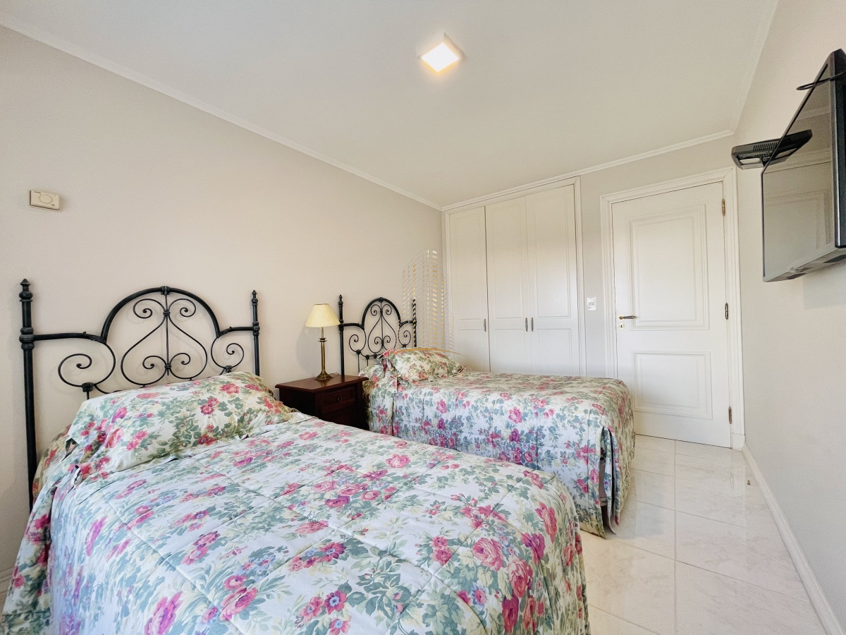 Apartamento ID.457 - Apartamento de 3 Dormitorios sobre Playa Mansa, en Venta y Alquiler, Punta del Este