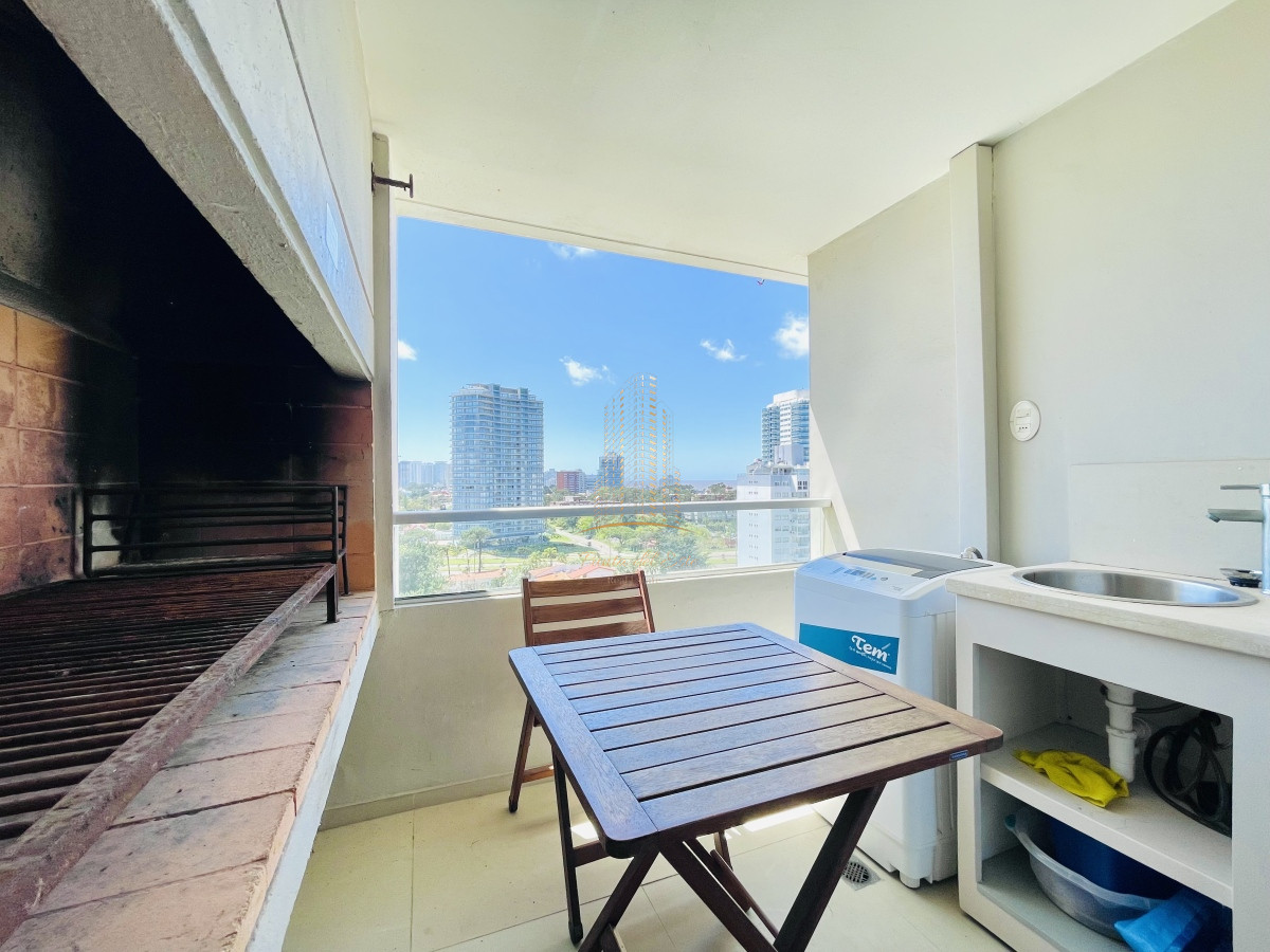 Apartamento ID.409 - Apartamento de 2 Dormitorios, Vista al Mar y Parrillero en Playa Mansa, Venta