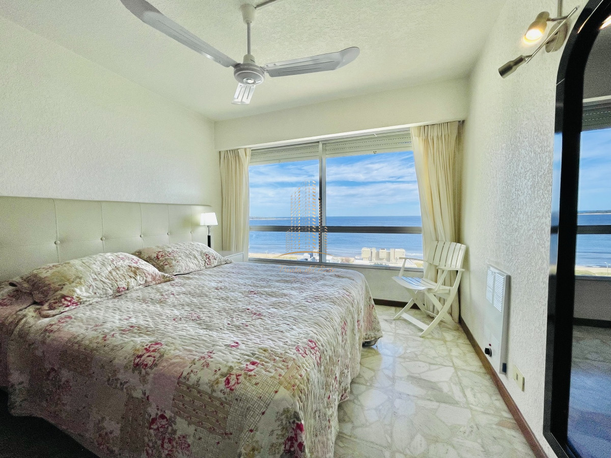 Apartamento ID.407 - Apartamento de 3 Dormitorios en Playa Mansa con Vista al Mar