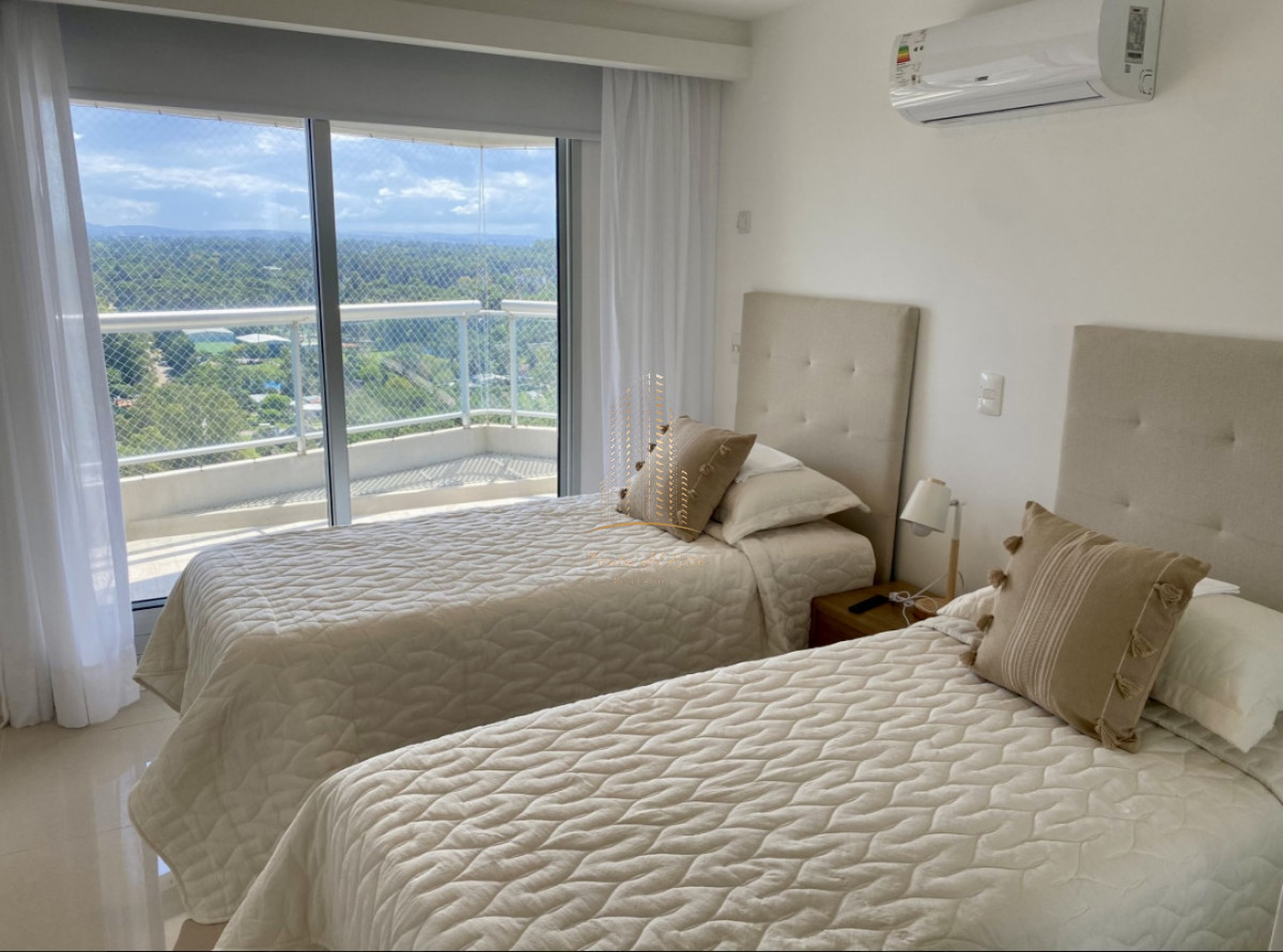 Apartamento ID.1050 - Alquiler temporal de apartamento piso alto de 2 dormitorios más servicio en playa brava 