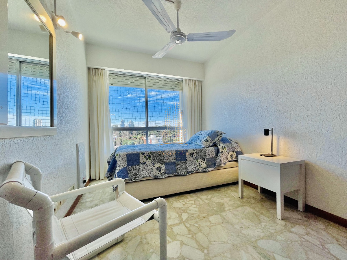 Apartamento ID.407 - Apartamento de 3 Dormitorios en Playa Mansa con Vista al Mar