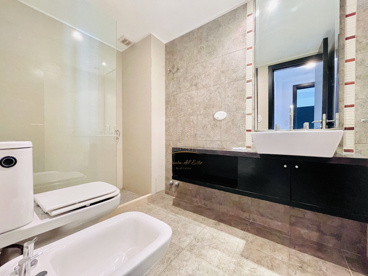 Apartamento ID.409 - Apartamento de 2 Dormitorios, Vista al Mar y Parrillero en Playa Mansa, Venta