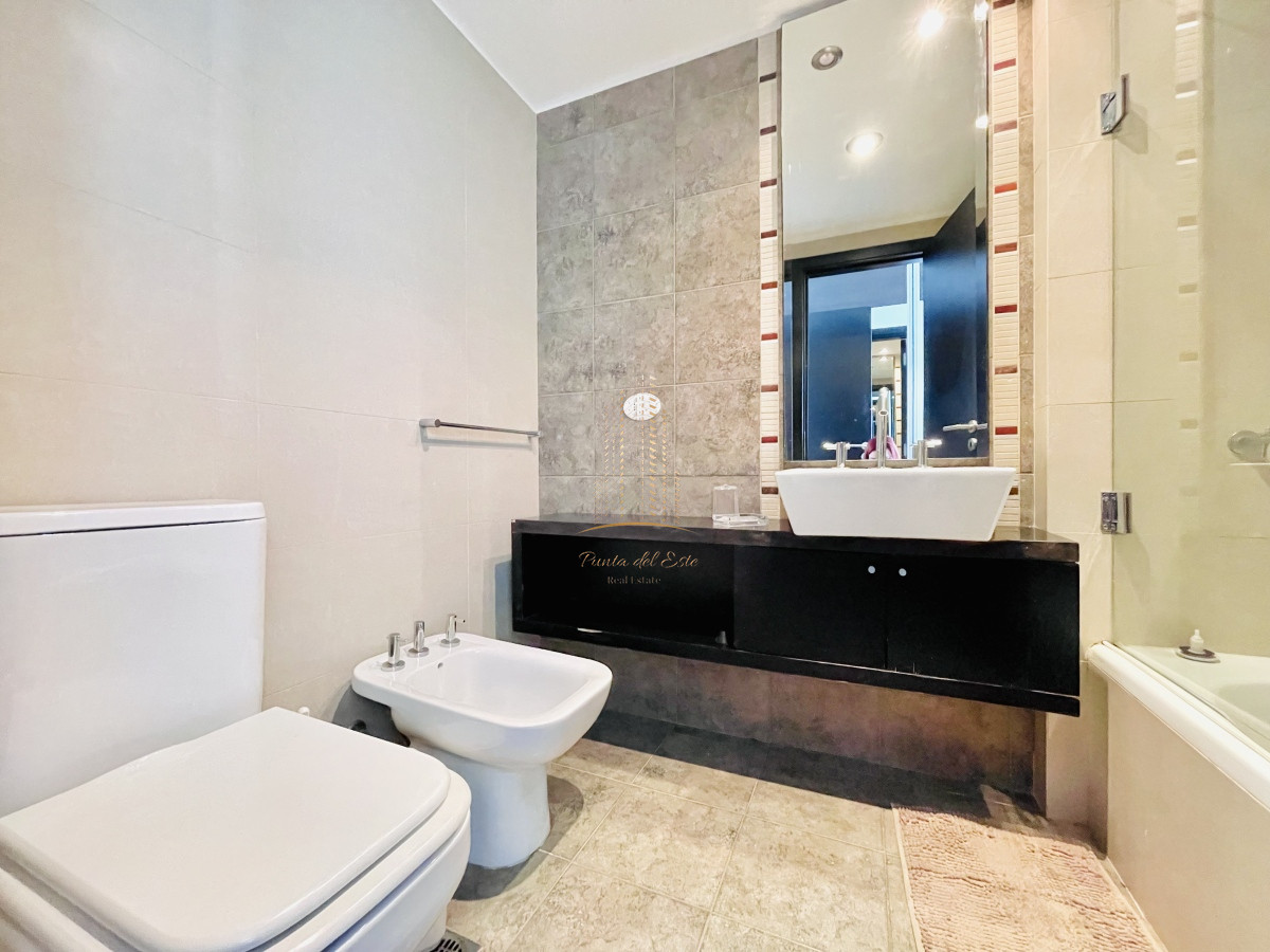 Apartamento ID.409 - Apartamento de 2 Dormitorios, Vista al Mar y Parrillero en Playa Mansa, Venta