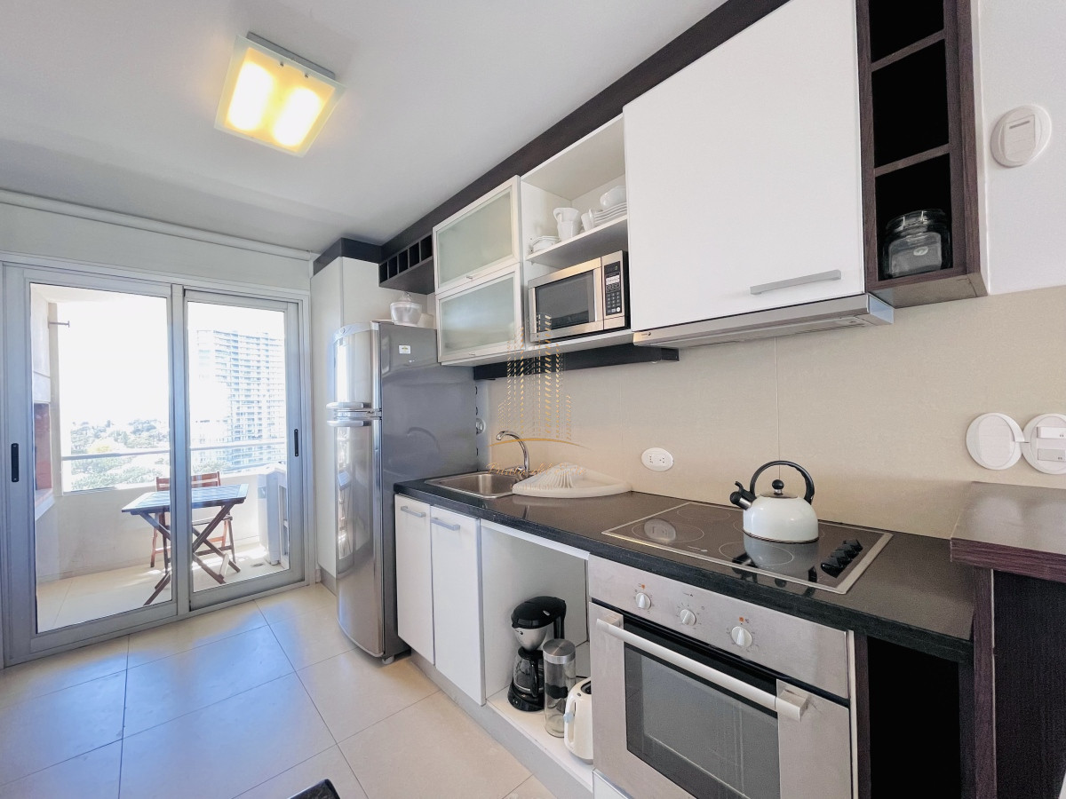 Apartamento ID.409 - Apartamento de 2 Dormitorios, Vista al Mar y Parrillero en Playa Mansa, Venta