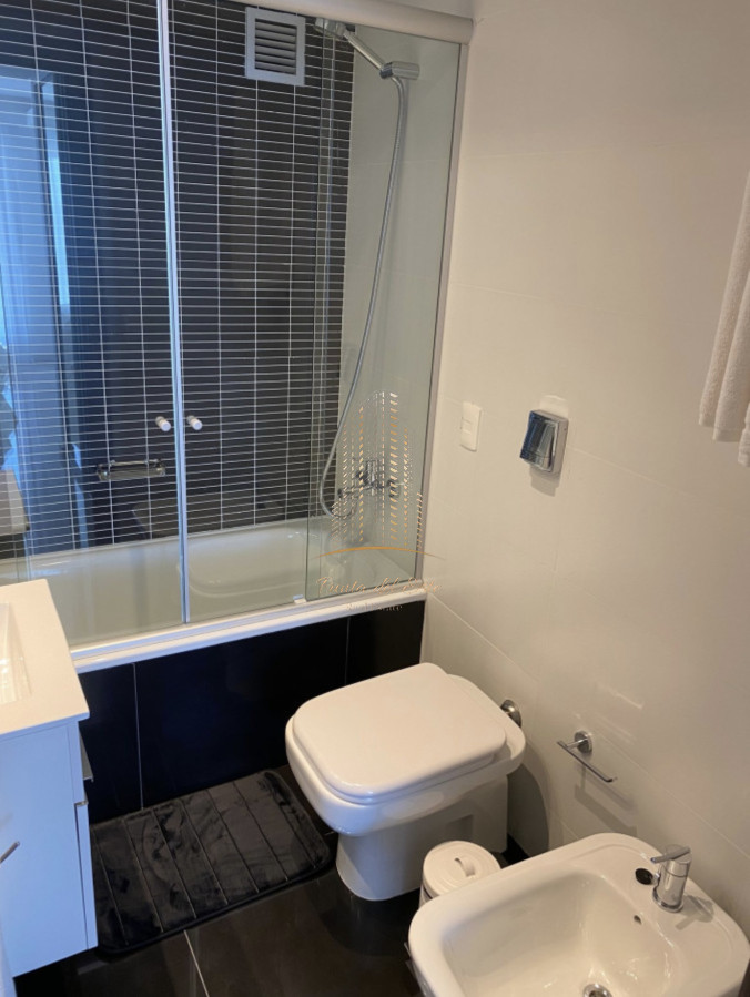 Apartamento ID.1050 - Alquiler temporal de apartamento piso alto de 2 dormitorios más servicio en playa brava 