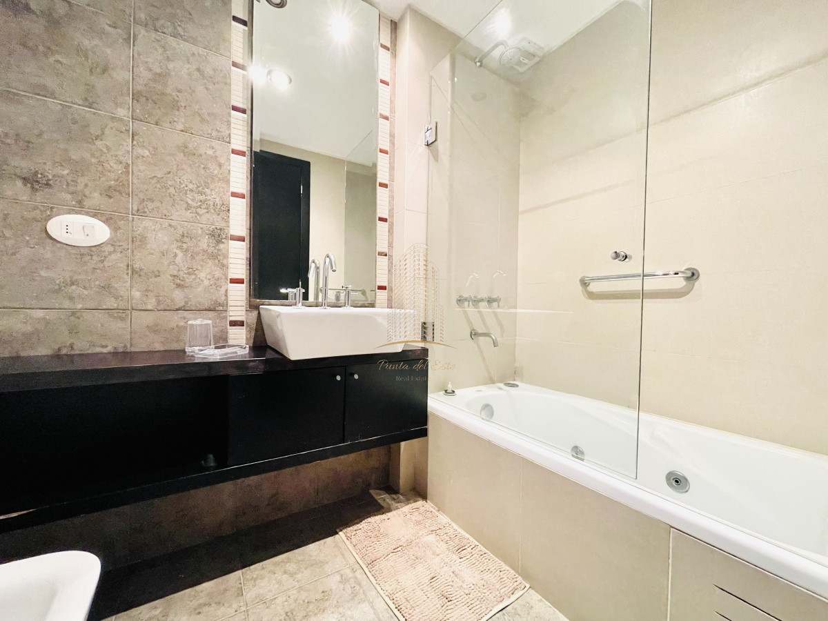 Apartamento ID.409 - Apartamento de 2 Dormitorios, Vista al Mar y Parrillero en Playa Mansa, Venta