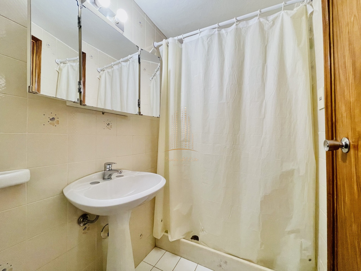 Apartamento ID.407 - Apartamento de 3 Dormitorios en Playa Mansa con Vista al Mar