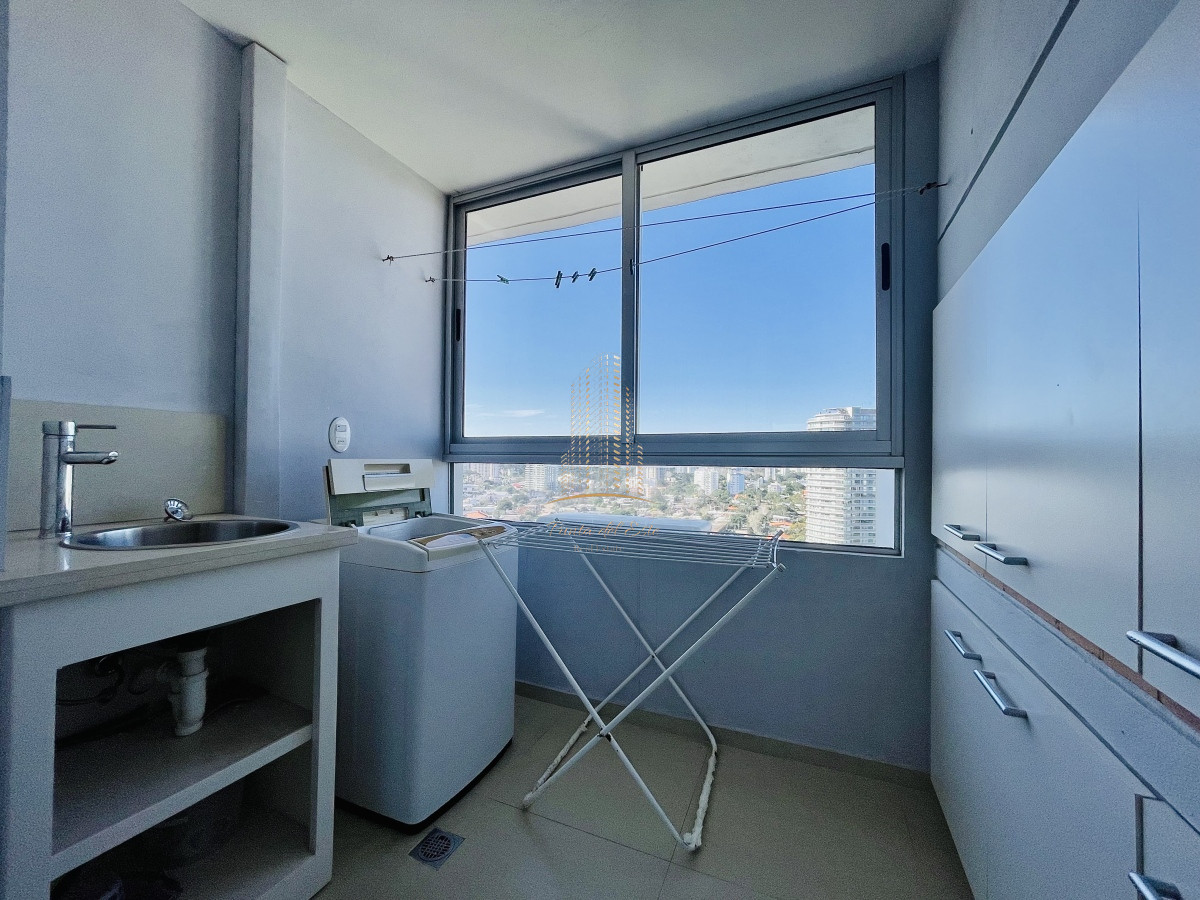 Apartamento ID.411 - Apartamento con Vista al Mar de 2 Dormitorios a Una Cuadra de la Playa, Punta del Este