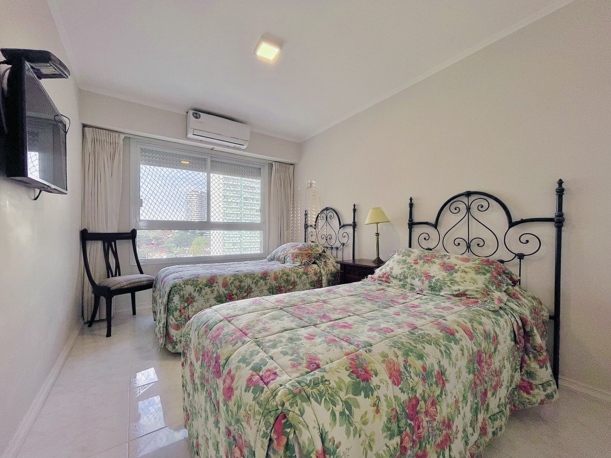 Apartamento ID.457 - Apartamento de 3 Dormitorios sobre Playa Mansa, en Venta y Alquiler, Punta del Este