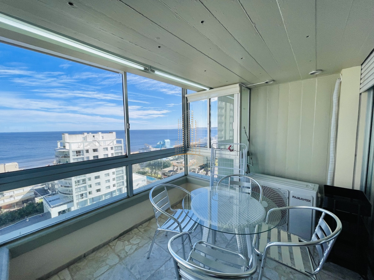 Apartamento ID.407 - Apartamento de 3 Dormitorios en Playa Mansa con Vista al Mar