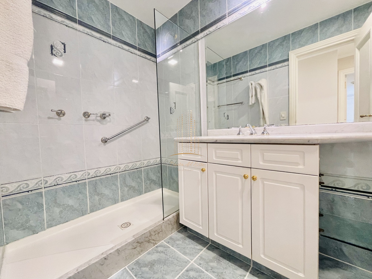 Apartamento ID.457 - Apartamento de 3 Dormitorios sobre Playa Mansa, en Venta y Alquiler, Punta del Este