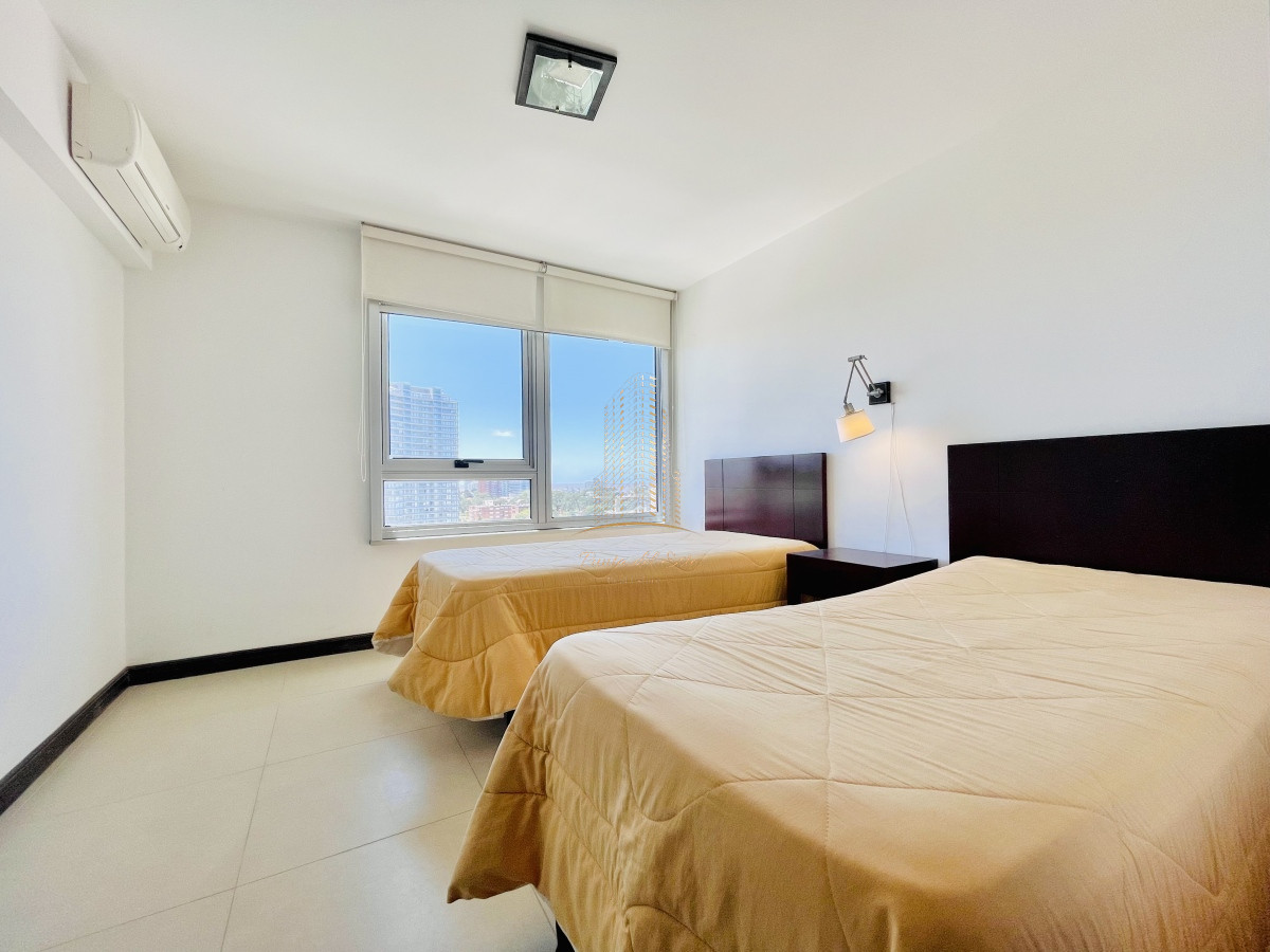 Apartamento ID.409 - Apartamento de 2 Dormitorios, Vista al Mar y Parrillero en Playa Mansa, Venta