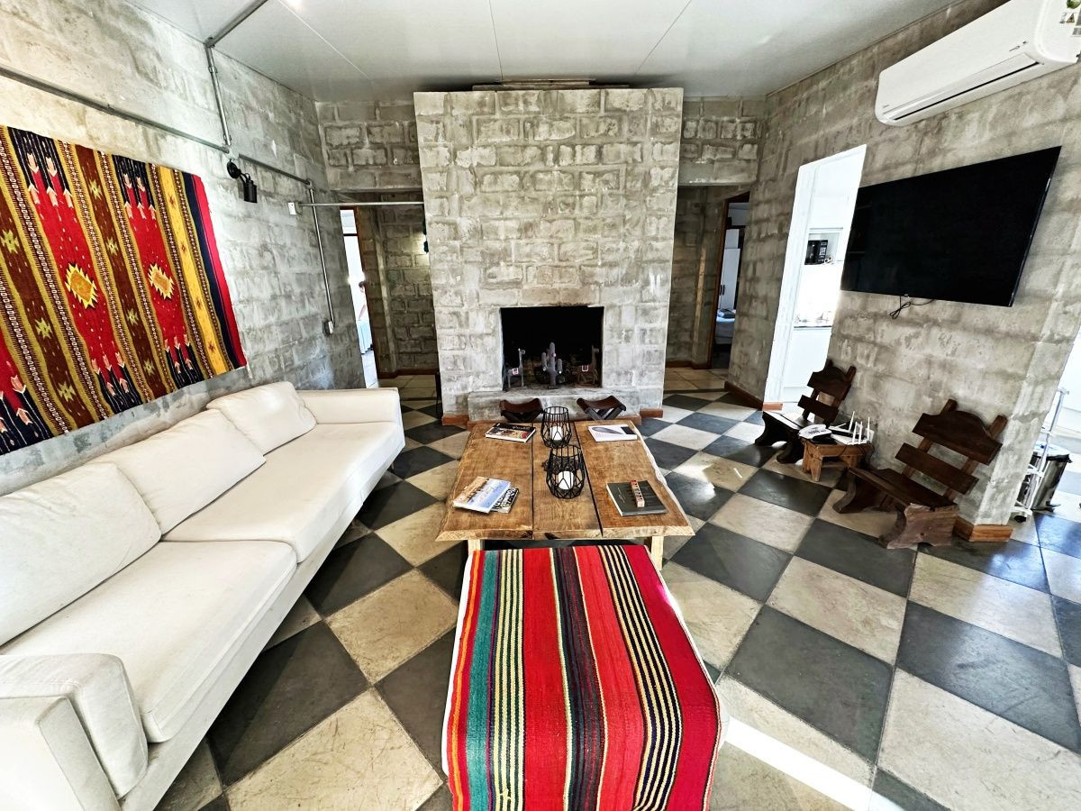 Casa moderna en venta y alquiler anual de tres dormitorios en Parque Burnett, Pinares