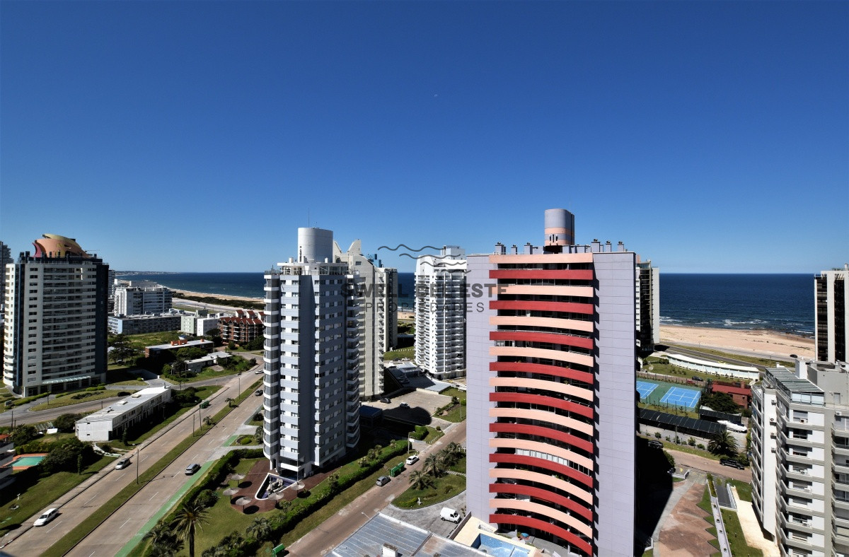 Apartamento ID.99 - Venta de apartamento moderno de tres dormitorios súper bien ubicado entre playas Brava y Mansa