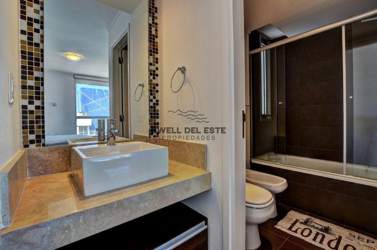 Apartamento ID.99 - Venta de apartamento moderno de tres dormitorios súper bien ubicado entre playas Brava y Mansa