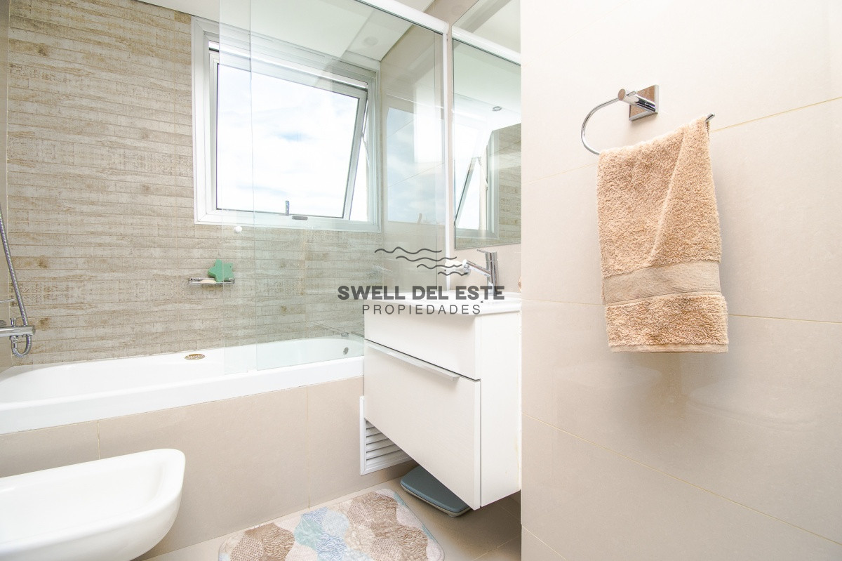 Apartamento ID.154 - Apartamento de 3 Dormitorios + Dependencia y Parrillero en Frente a Playa Brava, Punta del Este