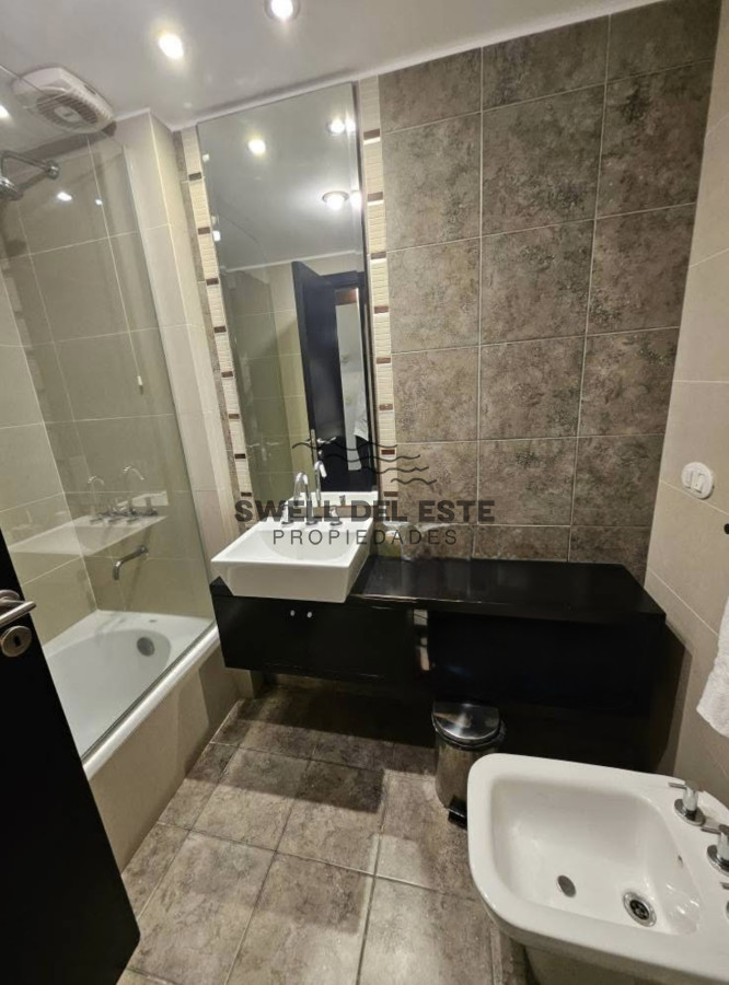 Apartamento ID.213 - Apartamento de 2 dormitorios con 2 baños y parrillero en venta Playa Mansa